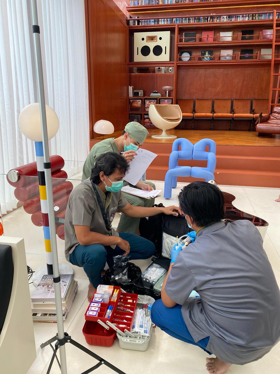 Maha Medicare staff working inside the clinic